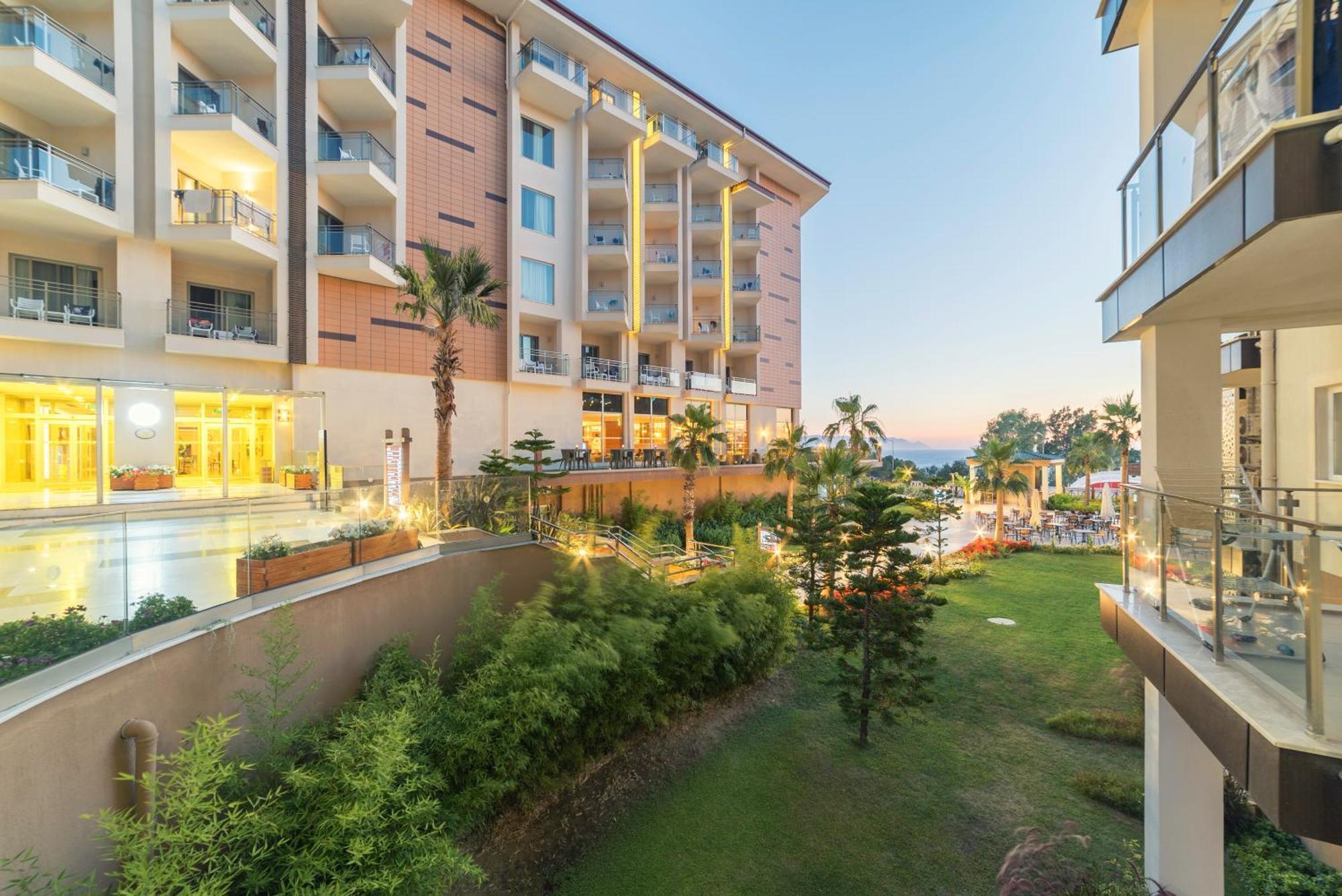 Курортний комплекс Ramada & Golf