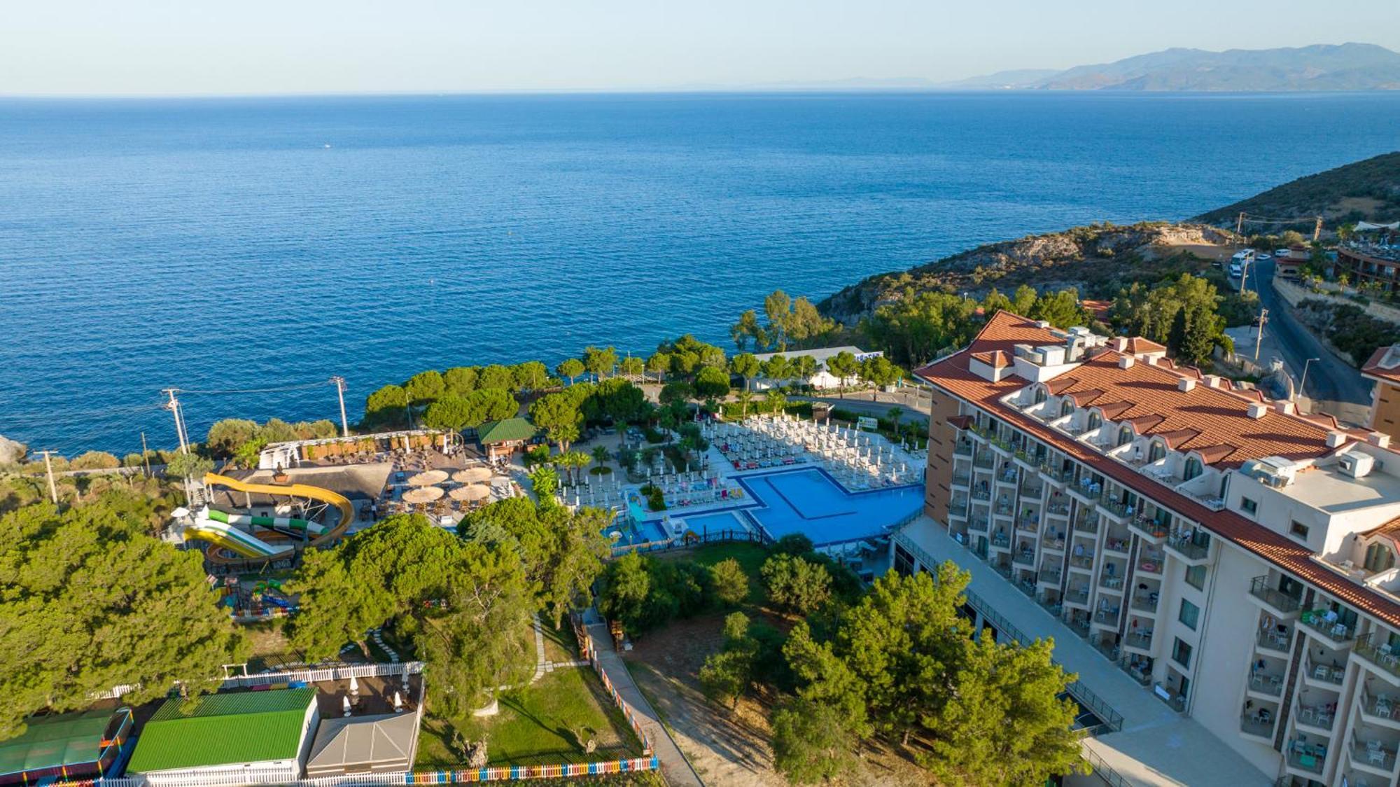 Курортний комплекс Ramada & Golf